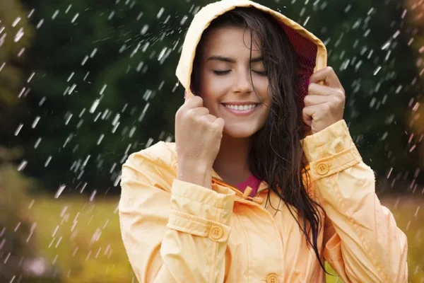 5 Tips Merawat Rambut di Musim Hujan
