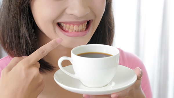 10 Cara Menghindari Gigi Kuning Akibat Kopi dan Teh