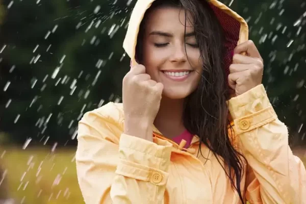 10 Tips Menjaga Kesehatan Rambut Saat Musim Hujan