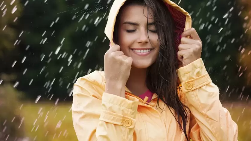 10 Tips Menjaga Kesehatan Rambut Saat Musim Hujan