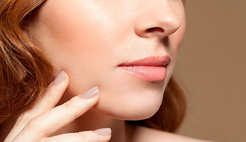 7 Cara Mencegah Bibir Mengelupas Saat Bangun Tidur